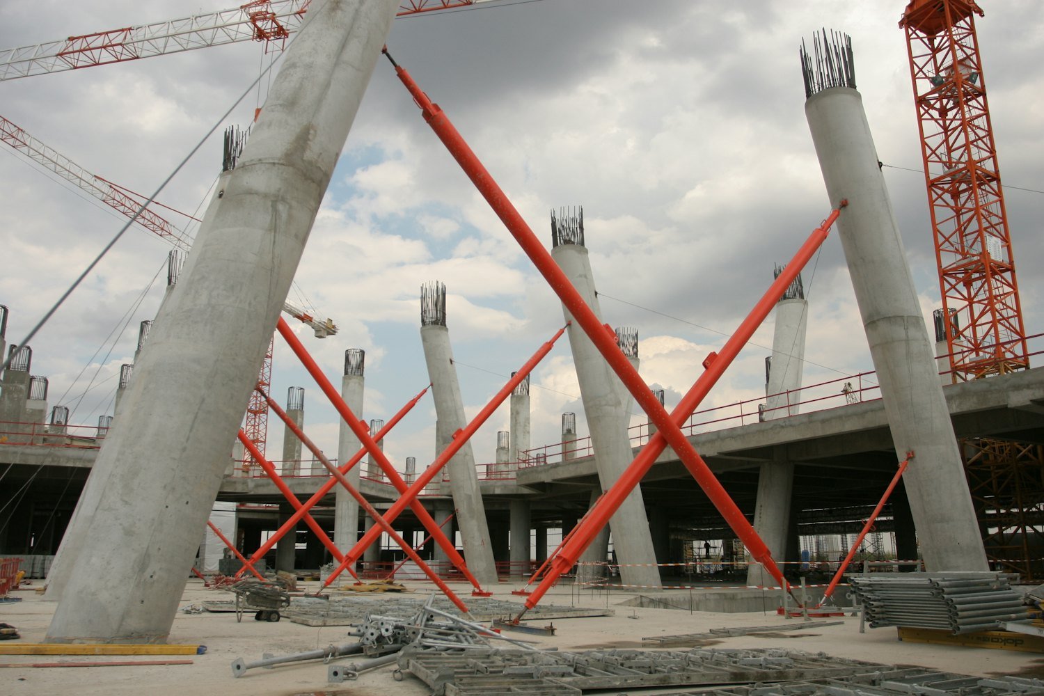 Reinforced-concrete columns and bracing during structural construction